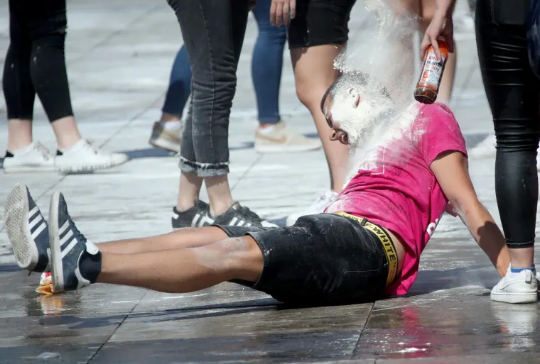 Maturanti se oprostili od srednje škole bakljama, brašnom, alkoholom u potocima i nezaobilaznim kupanjem u fontanama