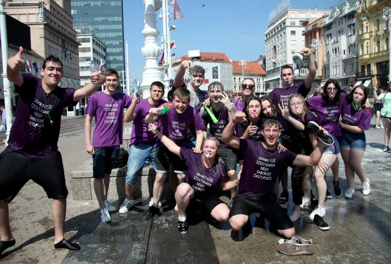 Maturanti se oprostili od srednje &scaron;kole bakljama, bra&scaron;nom, alkoholom u potocima i nezaobilaznim kupanjem u fontanama