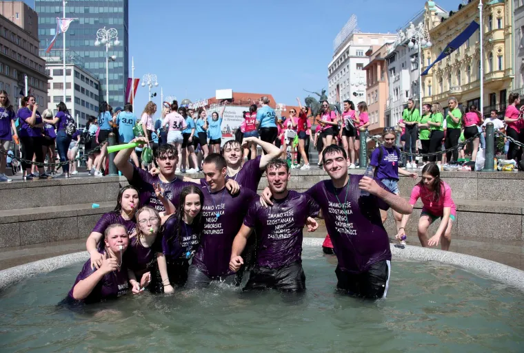 Maturanti se oprostili od srednje &scaron;kole bakljama, bra&scaron;nom, alkoholom u potocima i nezaobilaznim kupanjem u fontanama