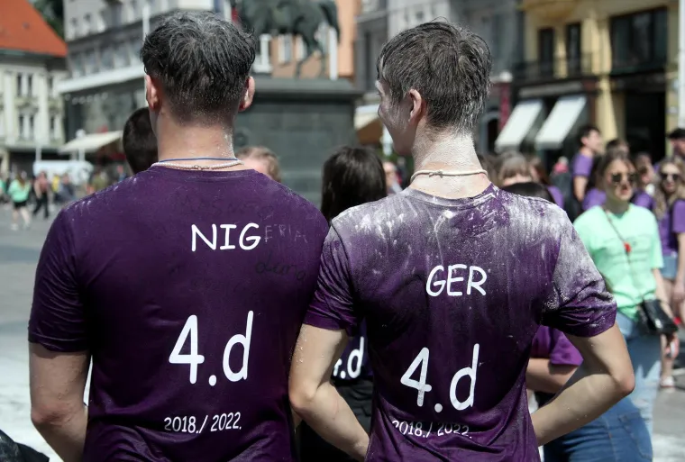 Maturanti se oprostili od srednje &scaron;kole bakljama, bra&scaron;nom, alkoholom u potocima i nezaobilaznim kupanjem u fontanama