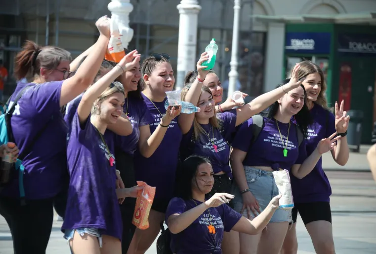 Maturanti se oprostili od srednje &scaron;kole bakljama, bra&scaron;nom, alkoholom u potocima i nezaobilaznim kupanjem u fontanama