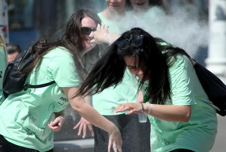 Maturanti se oprostili od srednje &scaron;kole bakljama, bra&scaron;nom, alkoholom u potocima i nezaobilaznim kupanjem u fontanama