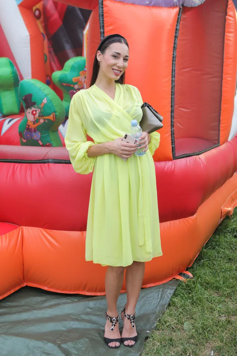 Snježana Schillinger golicala ma&scaron;tu u hrabroj kreaciji, Ecija Ivu&scaron;ić povela zaručnika, Borna Kotromanić iskakala iz mase