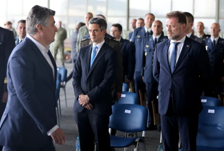 Nakon svečanosti preuzimanja, predsjednik Republike razgledat će helikoptere UH-60M Black Hawk. 