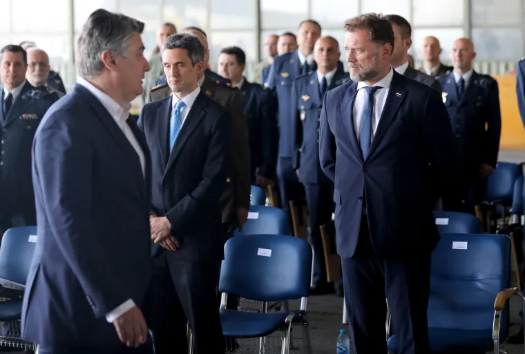 Svečanosti preuzimanja helikoptera nazoči i izaslanik predsjednika Vlade RH, ministar obrane Mario Banožić koji bi navodno trebao poletjeti u jednom od helikoptera. 