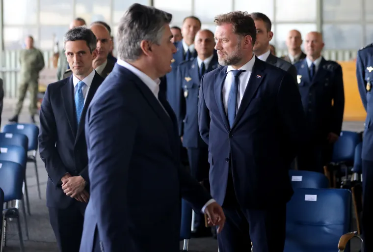 Osim &scaron;to se nisu rukovali, nisu čak niti pogledali jedan prema drugome. Narodski rečeno pro&scaron;li su jedan pored drugog "kao pored turskog groblja". 