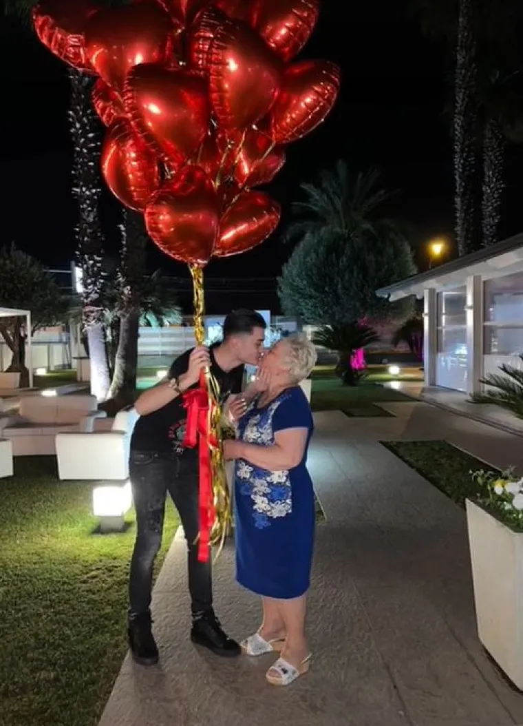 &quot;La nostra promessa&quot; glasio je natpis uz viralni video, što bi značilo &quot;naše obećanje&quot;.