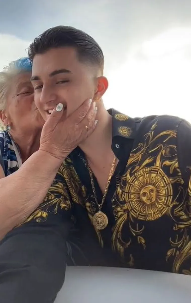 Sljedeći snimak otkrio je ljupku fotografiju njih dvoje, na kojoj Giuseppe nosi zlatni lanac, a buduća mladenka drži ružu. Buduća mladenka se ne ustručava ljubiti ga skroz.