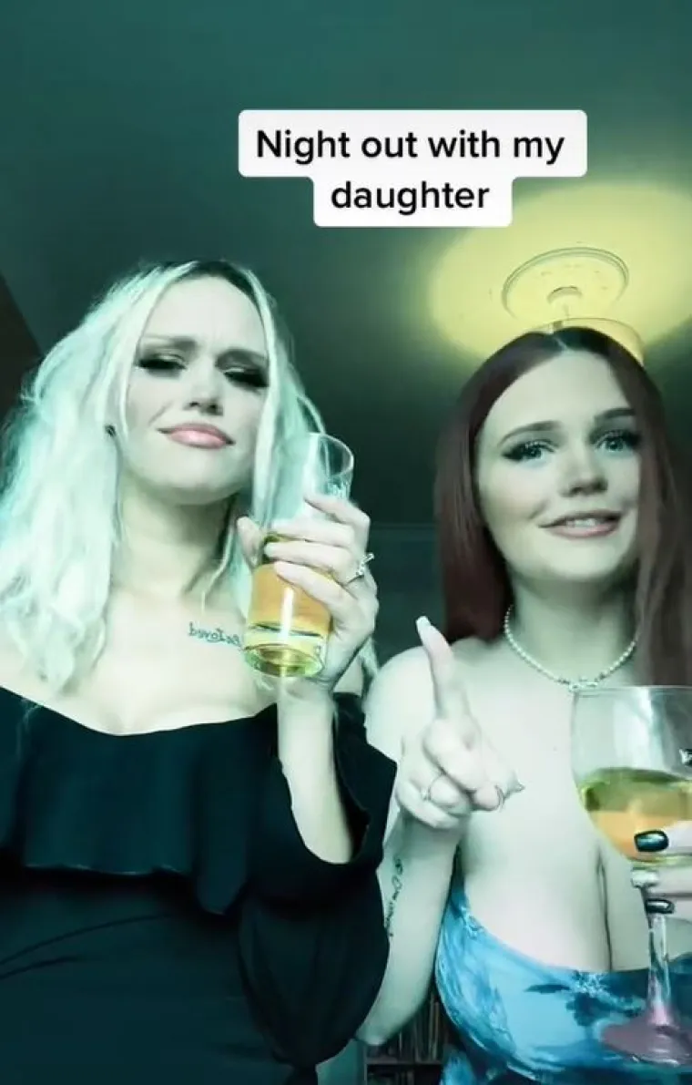 Laura redovito objavljuje videozapise sebe i kćeri te dokumentira njihove zabavne večeri zajedno od kojih su mnoge postale viralne i imale više od 100.000 pregleda.