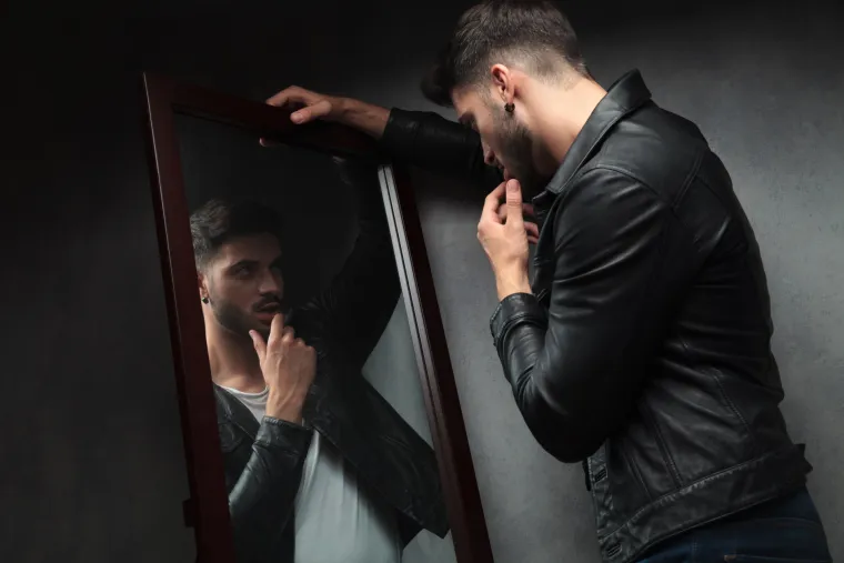 Psihopati lažu što su jeli za ručak. Oni stalno petljaju o trivijalnim stvarima koje se lako saznaju, no uopće ih ne dira ako ih uhvatite u laži. Psihopati žive u svijetu mašte, a njihov nedostatak srama ili krivnje može biti vrlo uznemirujući. Ali ako netko laže o svemu, od onoga što je jeo za ručak, pa sve do onoga kako zarađuje za život, trebali biste petama dati vjetra.