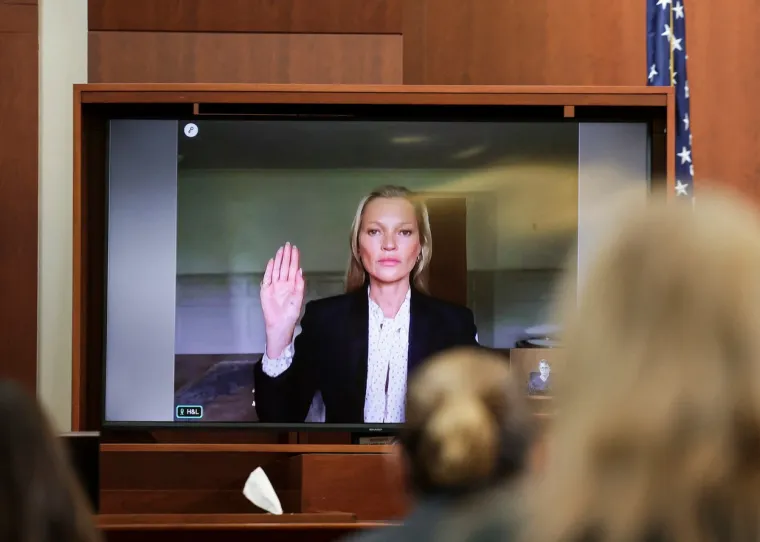 Kate Moss je na suđenju Johnnyja Deppa za klevetu vrijednom 100 milijuna dolara (oko 707 milijuna kuna) rekla da je nikad nije gurnuo niz stepenice. Moss, koja se nakratko pojavila putem videa uživo iz Gloucestershirea u Engleskoj, rekla je da se na odmoru na Jamajci poskliznula i da joj je Depp priskočio u pomoć.
