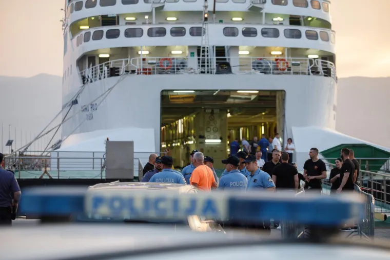 Armada u svom stilu krenula za Split, nećete vjerovati kakve su cijene na najluđem brodu u Hrvatskoj