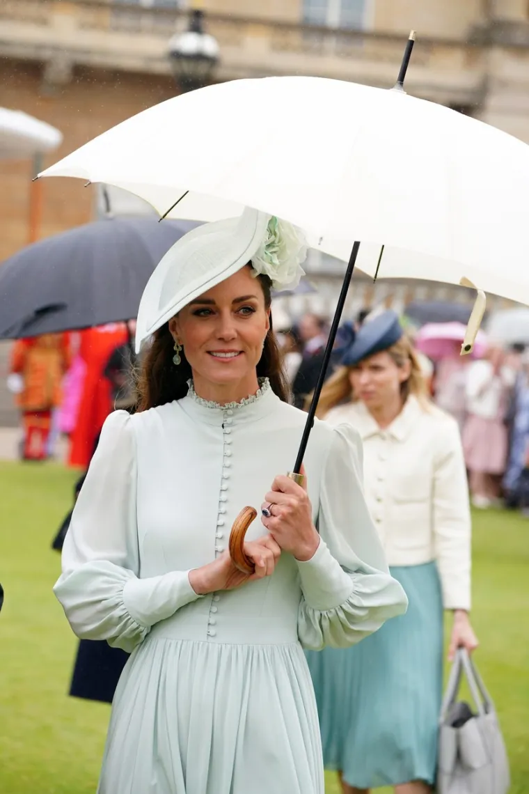 Princu je zbilja upala sjekira u med: Kate Middleton je kao princeza iz bajke u pastelnoj haljini koju je sašio njen privatni krojač