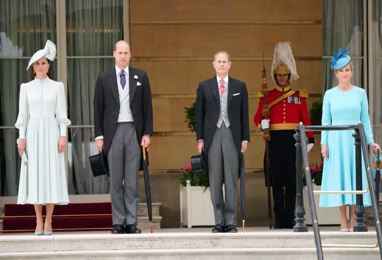 Princu je zbilja upala sjekira u med: Kate Middleton je kao princeza iz bajke u pastelnoj haljini koju je sašio njen privatni krojač