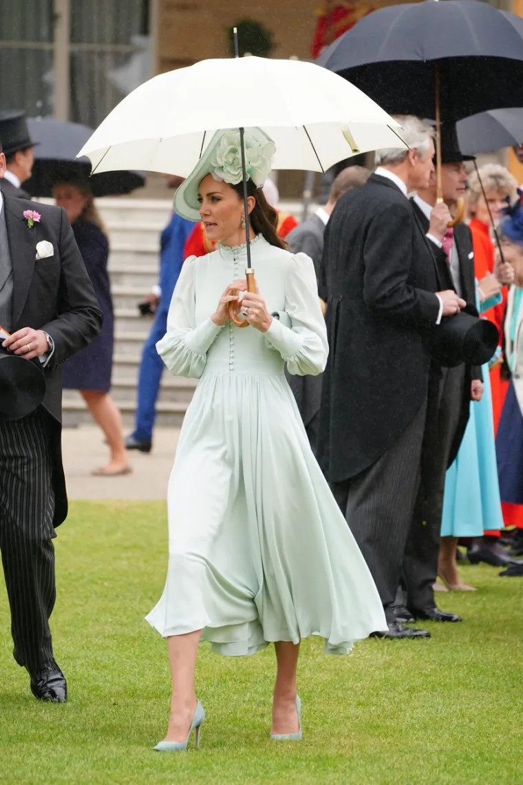 Princu je zbilja upala sjekira u med: Kate Middleton je kao princeza iz bajke u pastelnoj haljini koju je sašio njen privatni krojač