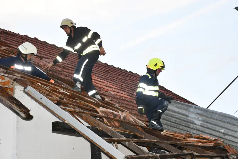 Zaprimljene su dojave o o&scaron;tećenim krovovima i sru&scaron;enim stablima na prometnicama. Intervenirali su vatrogasci. 