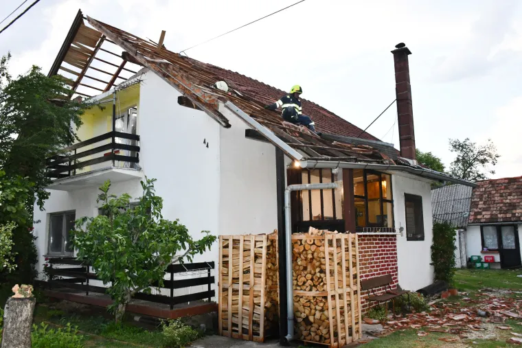 Zaprimljene su dojave o o&scaron;tećenim krovovima i sru&scaron;enim stablima na prometnicama. Intervenirali su vatrogasci. 