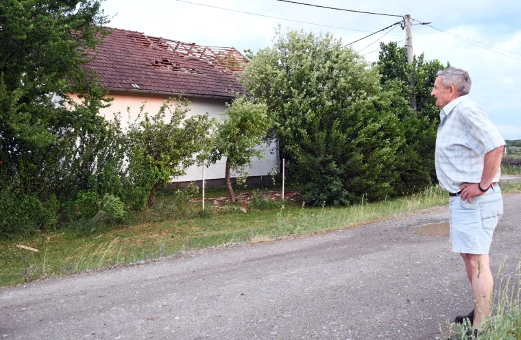 Zaprimljene su dojave o o&scaron;tećenim krovovima i sru&scaron;enim stablima na prometnicama. Intervenirali su vatrogasci. 