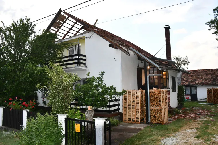 Zaprimljene su dojave o o&scaron;tećenim krovovima i sru&scaron;enim stablima na prometnicama. Intervenirali su vatrogasci. 