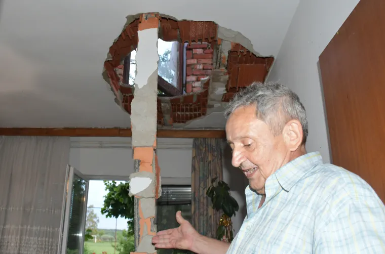 Zaprimljene su dojave o o&scaron;tećenim krovovima i sru&scaron;enim stablima na prometnicama. Intervenirali su vatrogasci. 