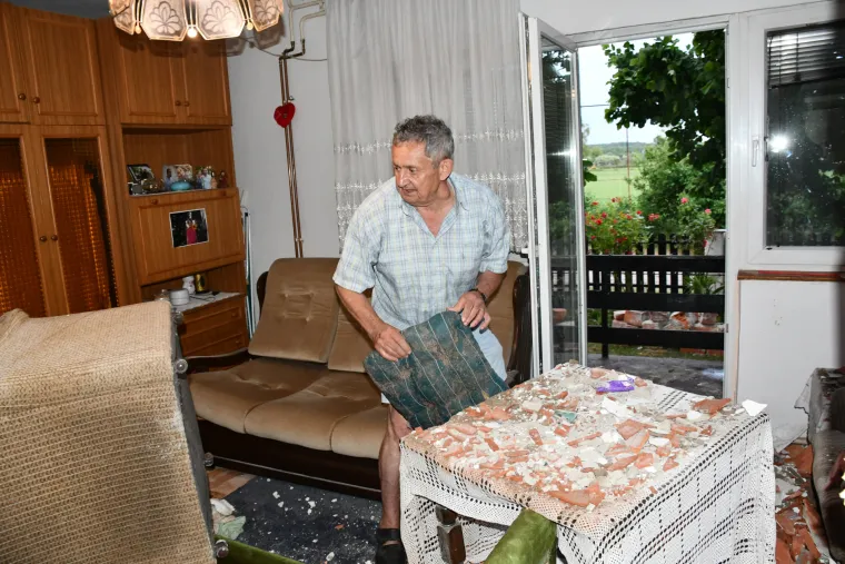 Zaprimljene su dojave o o&scaron;tećenim krovovima i sru&scaron;enim stablima na prometnicama. Intervenirali su vatrogasci. 