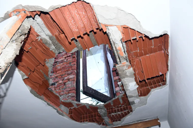 Zaprimljene su dojave o o&scaron;tećenim krovovima i sru&scaron;enim stablima na prometnicama. Intervenirali su vatrogasci. 