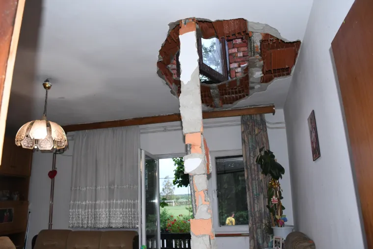 Zaprimljene su dojave o o&scaron;tećenim krovovima i sru&scaron;enim stablima na prometnicama. Intervenirali su vatrogasci. 