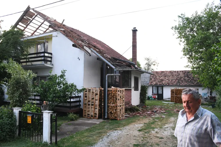 Zaprimljene su dojave o o&scaron;tećenim krovovima i sru&scaron;enim stablima na prometnicama. Intervenirali su vatrogasci. 