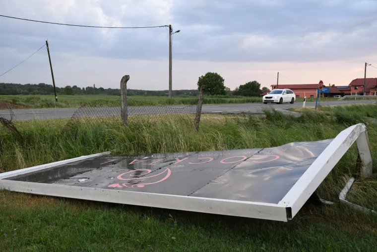 Zaprimljene su dojave o o&scaron;tećenim krovovima i sru&scaron;enim stablima na prometnicama. Intervenirali su vatrogasci. 