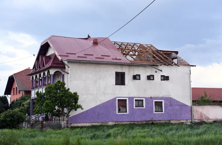 Zaprimljene su dojave o o&scaron;tećenim krovovima i sru&scaron;enim stablima na prometnicama. Intervenirali su vatrogasci. 