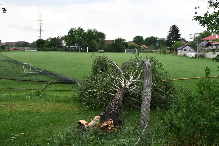 Zaprimljene su dojave o o&scaron;tećenim krovovima i sru&scaron;enim stablima na prometnicama. Intervenirali su vatrogasci. 