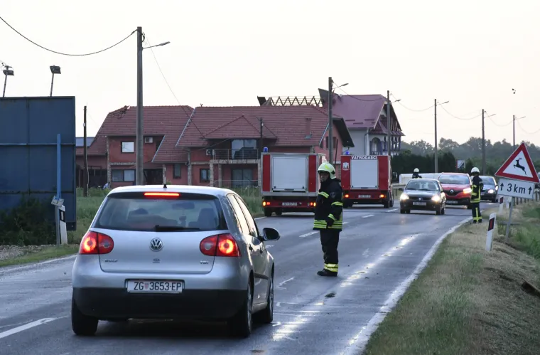 Zaprimljene su dojave o o&scaron;tećenim krovovima i sru&scaron;enim stablima na prometnicama. Intervenirali su vatrogasci. 