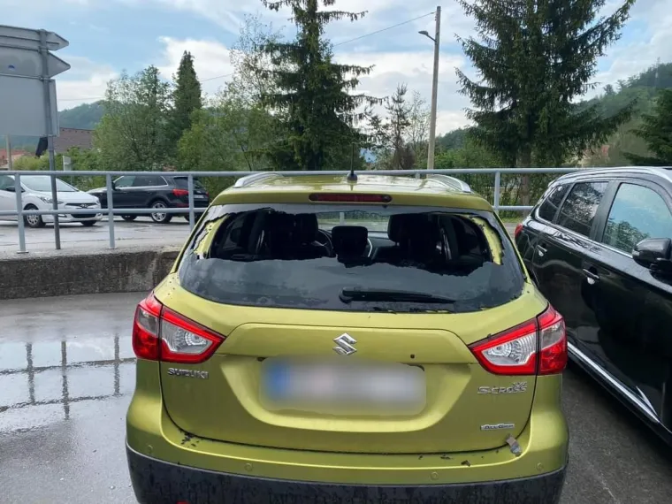 Zaprimljene su dojave o o&scaron;tećenim krovovima, automobilima, sru&scaron;enim stablima na prometnicama, uni&scaron;tenim usjevima. Intervenirali su vatrogasci. 