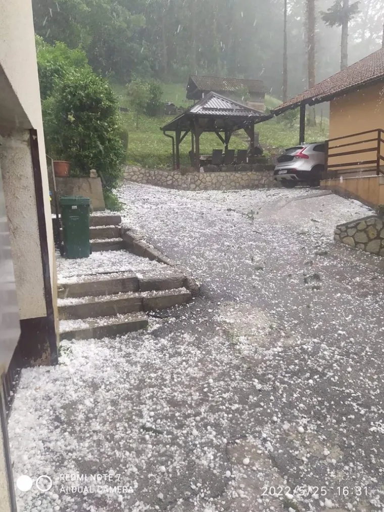 Zaprimljene su dojave o o&scaron;tećenim krovovima, automobilima, sru&scaron;enim stablima na prometnicama, uni&scaron;tenim usjevima. Intervenirali su vatrogasci. 