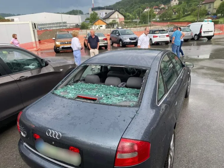 Zaprimljene su dojave o o&scaron;tećenim krovovima, automobilima, sru&scaron;enim stablima na prometnicama, uni&scaron;tenim usjevima. Intervenirali su vatrogasci. 