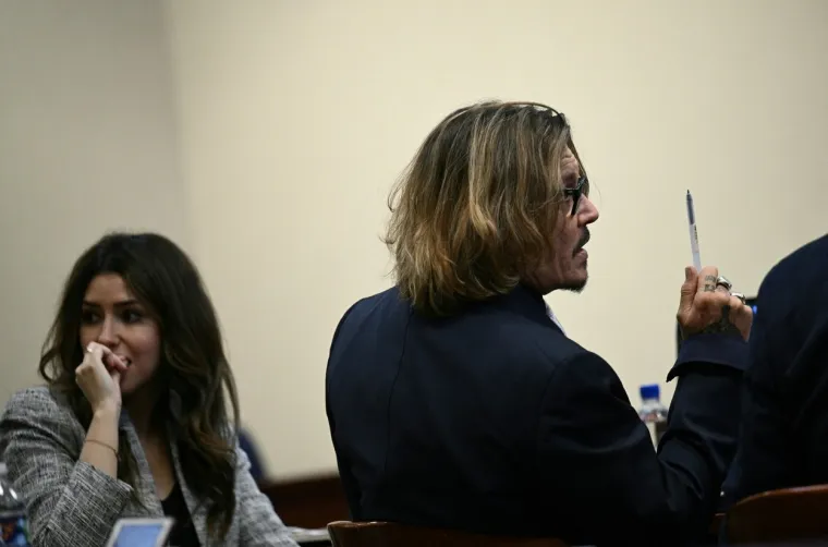 Heard je također rekla da se brinula, ako ne napusti Deppa, da neće preživjeti: &quot;Bila sam tako uplašena da će to jako loše završiti za mene... Vjerujem da bi mi oduzeo život.&quot; Depp je u međuvremenu posvjedočio da nikada u životu nije udario Heard niti bilo koju ženu. Glumica je rekla da nije željela javno govoriti jer nije htjela da ovo ide na sud: &quot;Nisam htjela povrijediti Johnnyja. Ne želim da ovo povrijedi Johnnyja.&quot; Još u studenome 2020., Depp je izgubio tužbu za klevetu protiv britanskog tabloida The Sun jer ga je nazvao &quot;prebijačem žena&quot;. Sud je potvrdio tvrdnje medija kao &quot;suštinski istinite&quot; i Heard je posvjedočila kako bi potkrijepila te tvrdnje. U ožujku 2021. njegov pokušaj da poništi tu odluku je odbijen.