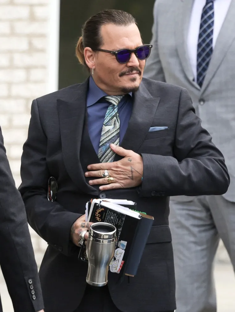 Osim jezivih poruka, par se na sudu prepirao i zbog Amberine uloge u &quot;Aquamanu&quot;. Tijekom unakrsnog ispitivanja, Amber Heard je za ulogu u tom filmu rekla: &quot;Tu sam ulogu dobila na audiciji. Tako to funkcionira.&quot; Dok Johnny Depp tvrdi da je on zaslužan za to što je ona dobila ulogu u blockbusteru. Kao odgovor na glumičinu tvrdnju, Depp je rekao da to &quot;nije baš točno&quot;. U svom svjedočenju, glumac je istaknuo da ga je Heard prije audicije pitala hoće li &quot;razgovarati s Warner Bros.-om&quot; vezano za potencijalnu ulogu.