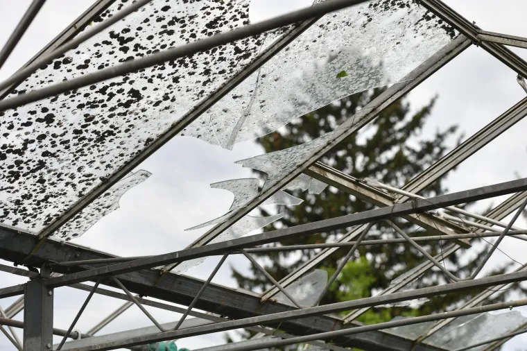 Nevrijeme devastiralo staklenike, krovove i vjetrobranska stakla u Velikom Bukovcu: &Scaron;tete se jo&scaron; zbrajaju