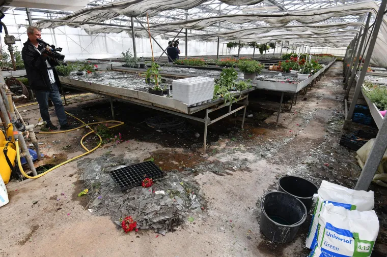 Nevrijeme devastiralo staklenike, krovove i vjetrobranska stakla u Velikom Bukovcu: &Scaron;tete se jo&scaron; zbrajaju