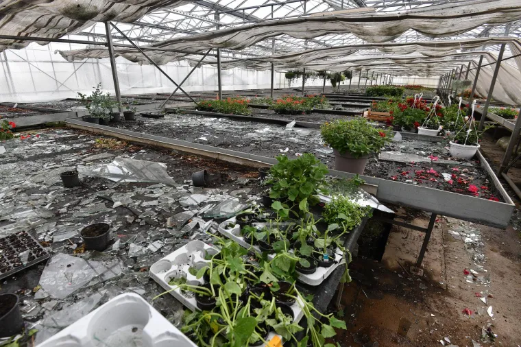 Nevrijeme devastiralo staklenike, krovove i vjetrobranska stakla u Velikom Bukovcu: &Scaron;tete se jo&scaron; zbrajaju