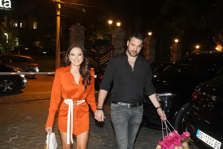 Ipak, Aleksandrine i Filipove poslovne obveze dovele su do manjeg viđanja ovih naoko skladnih supružnika. Manja viđanja dovela su i do prvih trzavica, &scaron;to je sve skupa kulminiralo &scaron;u&scaron;kanjima o razvodu. 