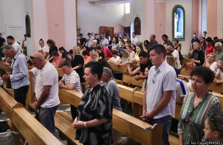 Lice koje dugo nismo vidjeli. Pogledajte tko se pojavio na misi za uhićene pripadnike Torcide i kakvu je majicu nosio