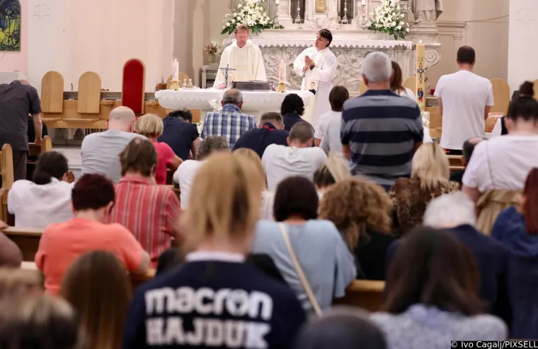 Lice koje dugo nismo vidjeli. Pogledajte tko se pojavio na misi za uhićene pripadnike Torcide i kakvu je majicu nosio