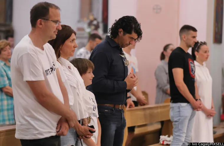 Lice koje dugo nismo vidjeli. Pogledajte tko se pojavio na misi za uhićene pripadnike Torcide i kakvu je majicu nosio