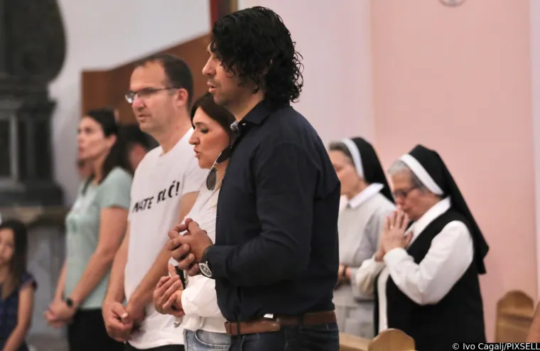 Lice koje dugo nismo vidjeli. Pogledajte tko se pojavio na misi za uhićene pripadnike Torcide i kakvu je majicu nosio