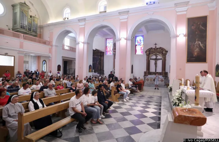 Lice koje dugo nismo vidjeli. Pogledajte tko se pojavio na misi za uhićene pripadnike Torcide i kakvu je majicu nosio