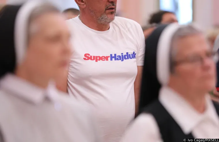 Lice koje dugo nismo vidjeli. Pogledajte tko se pojavio na misi za uhićene pripadnike Torcide i kakvu je majicu nosio