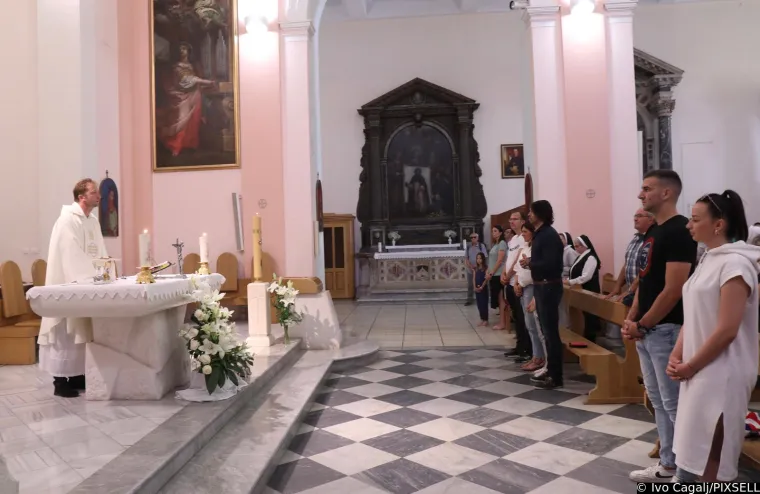 Lice koje dugo nismo vidjeli. Pogledajte tko se pojavio na misi za uhićene pripadnike Torcide i kakvu je majicu nosio