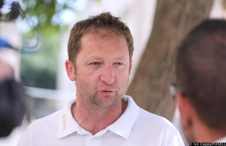 Lice koje dugo nismo vidjeli. Pogledajte tko se pojavio na misi za uhićene pripadnike Torcide i kakvu je majicu nosio