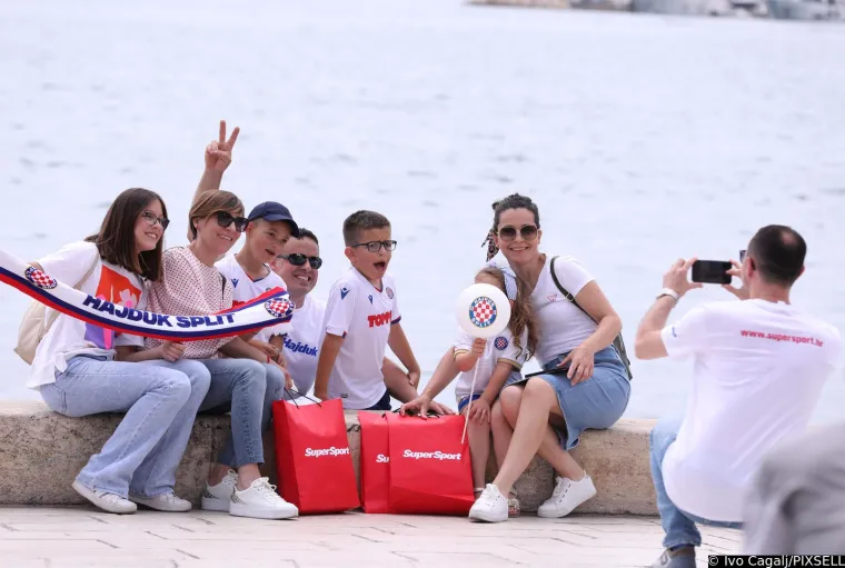 Na Poljudu će biti paklena atmosfera, Torcida preplavila grad. Pogledajte atmosferu u Splitu uoči finala Kupa između Hajduka i Rijeke